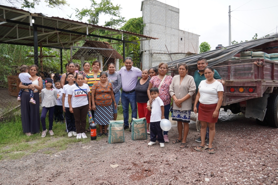 Santos Tavarez respalda iniciativa comunitaria para edificar capilla