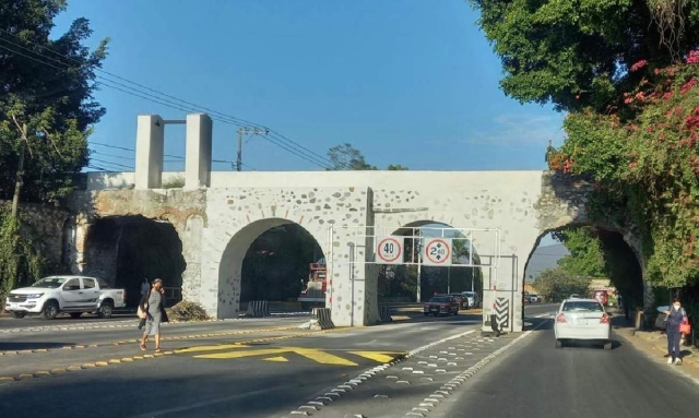 La estructura resultó con daños considerables debido al choque de un tráiler.