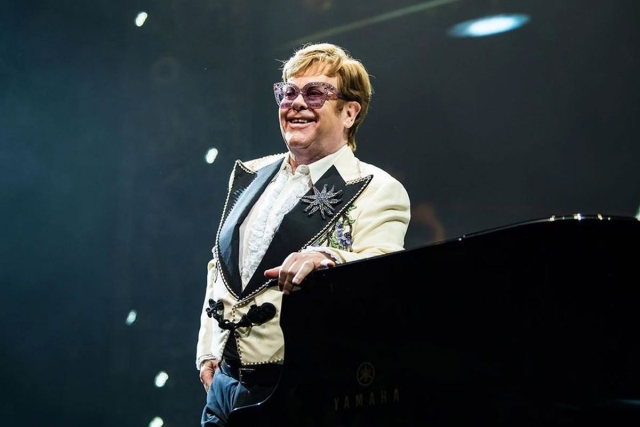 Un inesperado resbalón hospitaliza brevemente a Elton John