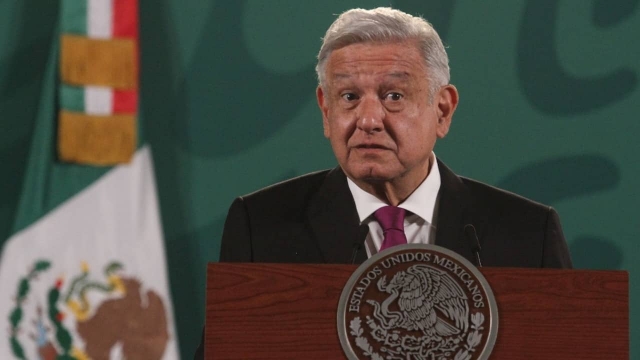 AMLO pide a población de Aguililla renunciar a la violencia.