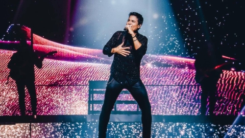 Chayanne regresa a CDMX con un show sold out y sorprende a una fan en el escenario