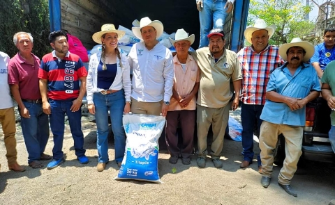 Productores de diversos ejidos recibieron los apoyos.