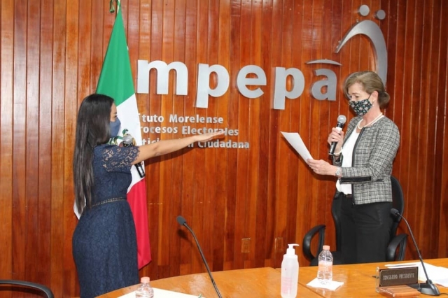 Mireya Gally Jordá (derecha) tomó la protesta a Mayté Casalez Campos en sesión extraordinaria del Consejo Estatal Electoral.