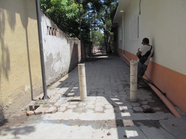 Habitantes de la colonia sospechan que pudiera ser un vecino del lugar el que derribó los postes porque ahí estacionaba su vehículo. Por lo pronto, ya fueron reparados.