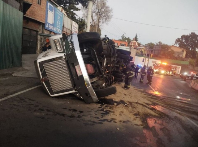 Tráiler vuelca en incorporación con la México-Cuernavaca en Tlalpan