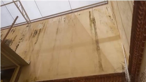 Debido a algunas deficiencias en la construcción y a que el edificio es protegido, el agua de lluvia se está filtrando hacia el interior del mercado.