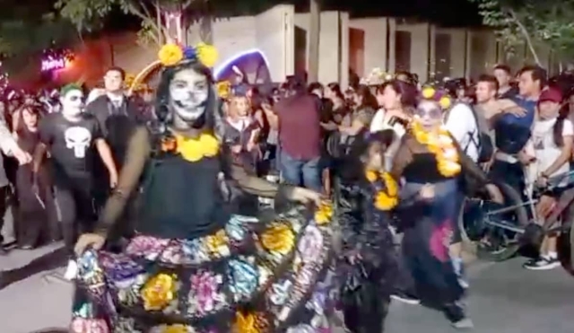 Más de 50 grupos participaron en el desfile del día de muertos