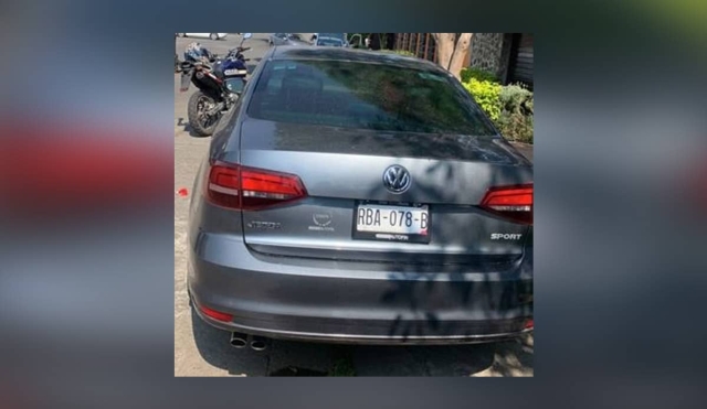 Abandonan un auto en la carretera Cuernavaca-Tepoztlán