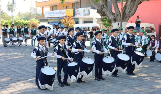 Diferentes bandas de guerra (el gobierno no quiso informar cu&aacute;ntas) se reunieron en el z&oacute;calo de Tlaltizap&aacute;n para formar valores c&iacute;vicos entre los ni&ntilde;os.