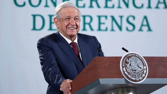 Libro de AMLO se titulará &quot;A la mitad del camino&quot;.