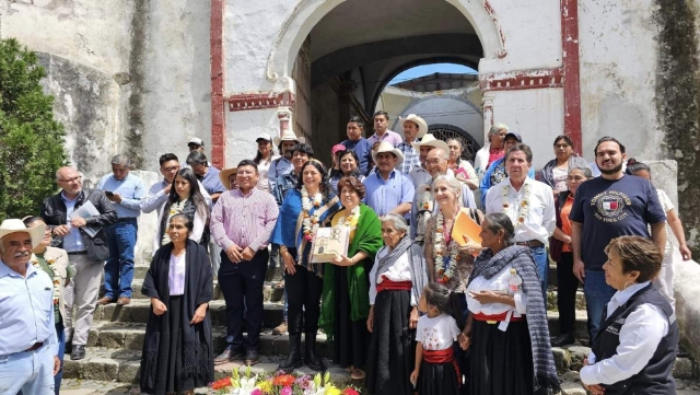 Funcionarios federales, estatales y de Hueyapan durante el anuncio de los trabajos.