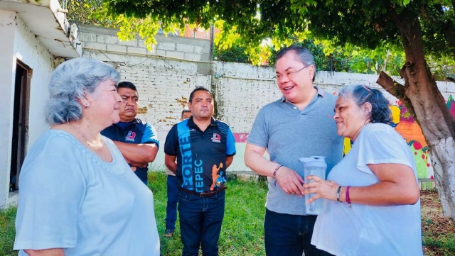  La entrega de apoyos se realizó en el marco de la superclase de zumba que se realizó en la cancha de futbol de la colonia Otilio Montaño.