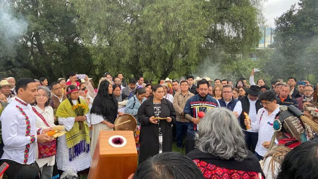 Hugo Aguilar encabeza ceremonia prehispánica para consagrar bastones de mando