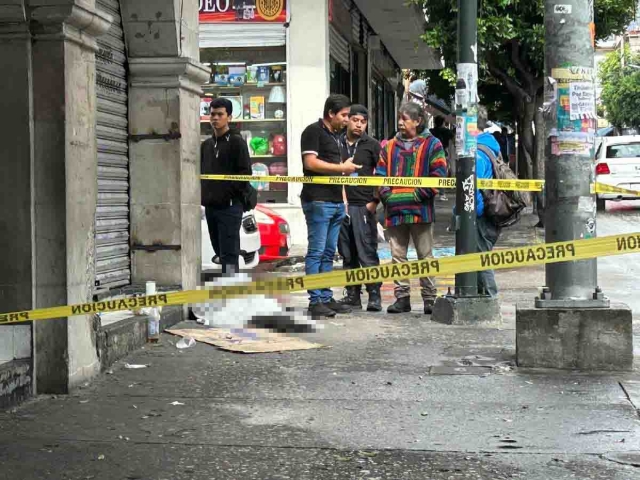 Comerciantes de la zona refirieron que el hombre llevaba algunos días con malestares.