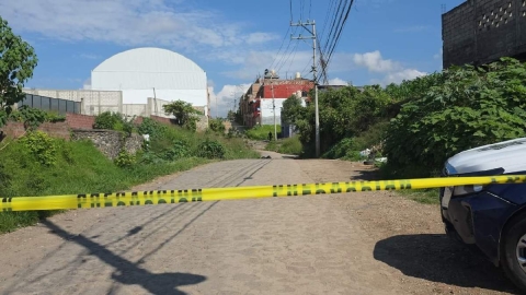 El cuerpo sin vida quedó en el interior de un vehículo Volkswagen Jetta, de color blanco; las corporaciones de seguridad acordonaron la zona para realizar los peritajes de ley.