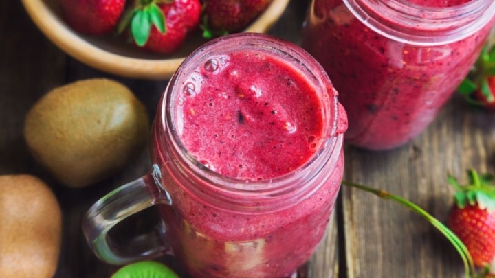 Refréscate con esta deliciosa bebida de fresas con kiwi, una opción perfecta para pasar el calor