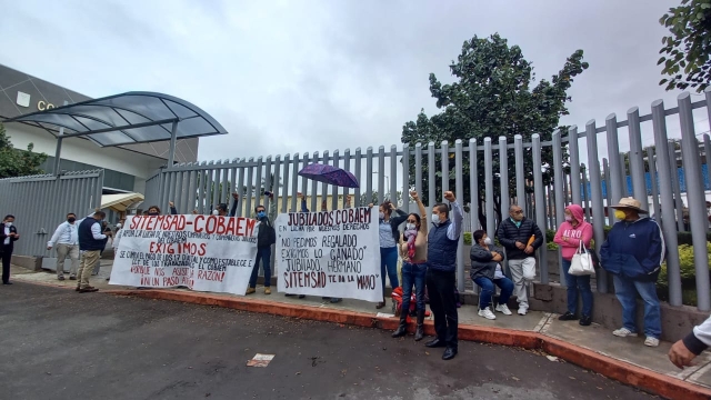 Jubilados del Cobaem protestan ante el Congreso local