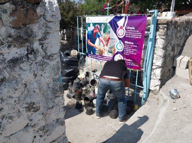 Con motivo del Día de las Madres, se espera que haya mucha gente en los panteones, por lo que las autoridades recomendaron limpiarlos, y a la población, evitar dejar floreros con agua.