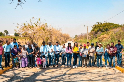 Inauguran pavimentación de calle en Mexquemeca