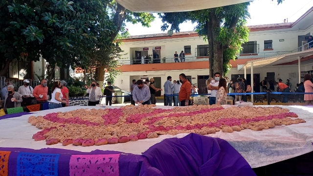 Exposición de pan de muerto monumental en el ayuntamiento capitalino