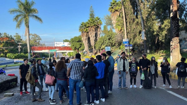 Los manifestantes cerraron ayer la glorieta de la paloma de la paz. 