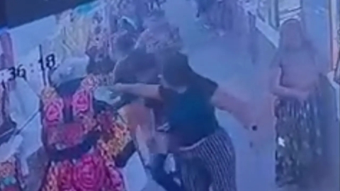 Mujeres vandalizan trajes tradicionales en Oaxaca, causando daños por más de 35 mil pesos