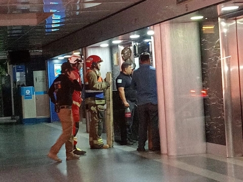 Rescatan a 12 personas atrapadas en elevador de la Torre Latinoamericana