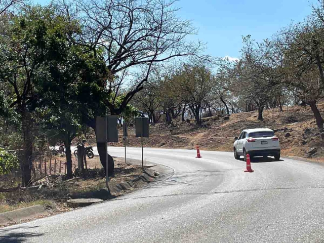 El auto terminó fuera de la carretera.