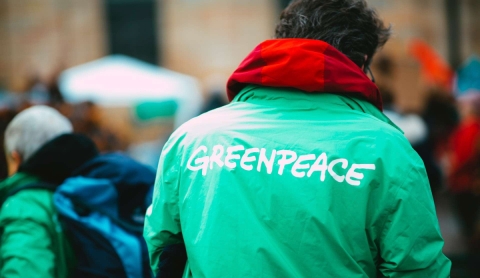 Greenpeace descubre fraude masivo en donaciones de ropa con AirTags