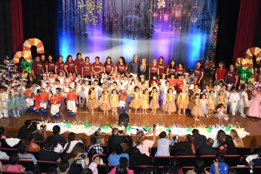 Decenas de niños se subieron al escenario para representar su papel.