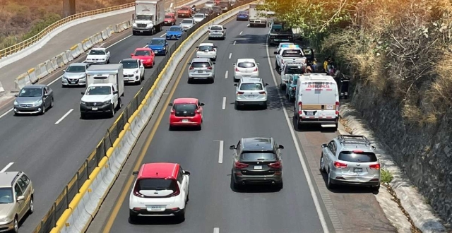 Además de daños materiales, el hecho provocó tráfico lento durante algunos minutos.