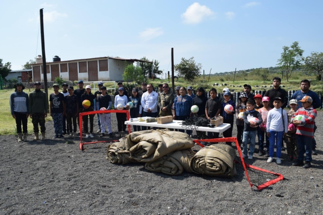 Alcaldesa de Temixco apoya a la &#039;Patrulla Juvenil&#039; con entrega de material