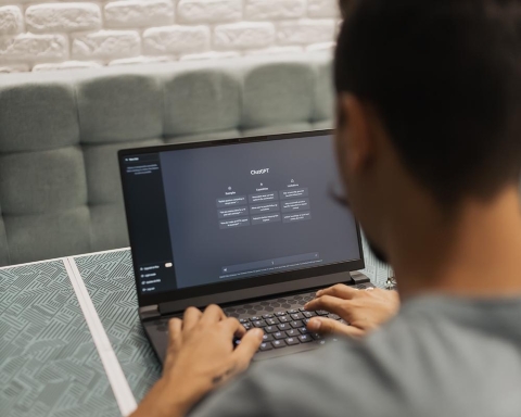 ChatGPT integrará un sistema para identificar a adolescentes y adaptar la experiencia a su edad