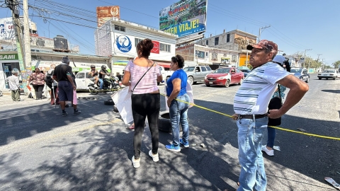 Bloquean carretera federal a Temixco vecinos de la colonia Adolfo López Mateos, por falta de agua
