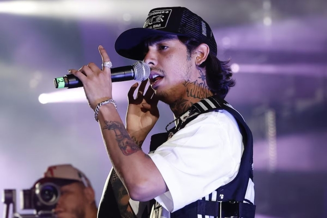 Natanael Cano obtiene suspensi&oacute;n provisional que frena orden de arresto en Sonora