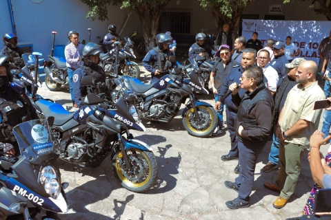 El alcalde Jesús Corona encabezó la entrega de los vehículos.