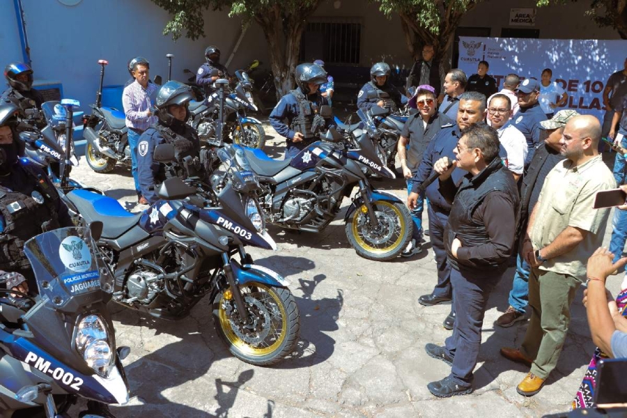 El alcalde Jesús Corona encabezó la entrega de los vehículos.