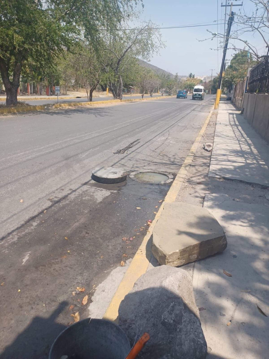 Las aguas negras escurren por las calles en la avenida principal de la Unidad Morelos por el colapso de las tuberías debido a su antigüedad.