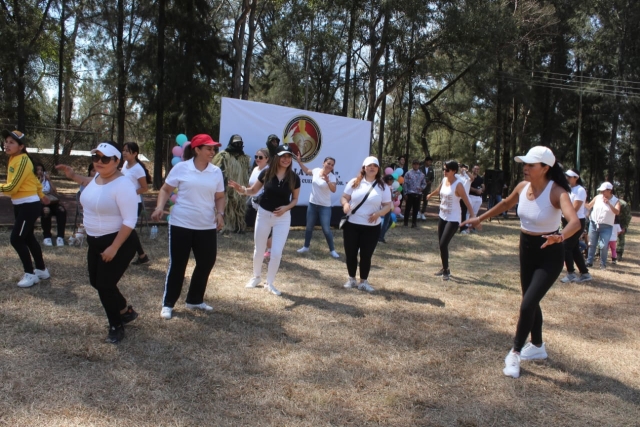 Festejan el &#039;Día de la familia&#039; con caminata en la 24 Zona Militar