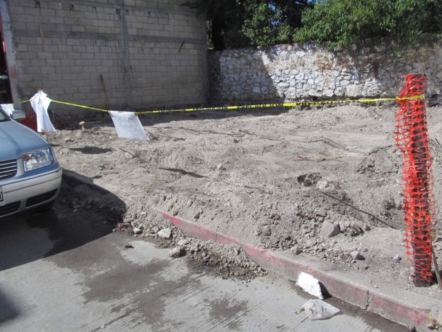 Los vecinos colocaron letreros en la ayudantía en rechazo a que el comisariado se quede con el edificio.