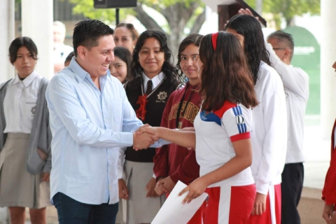 El edil ofreció estar cada semana en una escuela diferente para intercambiar impresiones con la comunidad estudiantil.