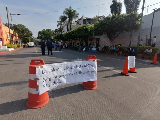 Tomaron vecinos de la colonia Emiliano Zapata oficinas de SAPAC; demandan agua