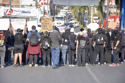 En la glorieta de La Luna, en Cuernavaca, estudiantes iniciaron este mi&eacute;rcoles una nueva movilizaci&oacute;n en reclamo de justicia por la muerte de Kimberly Joselin Ramos Beltr&aacute;n y seguridad en la UAEM.  