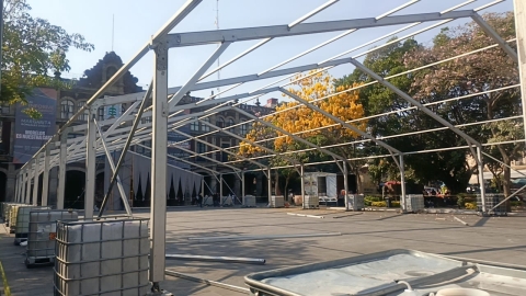 Avanzan preparativos en plaza de armas para primer informe de gobernadora de Morelos, en Cuernavaca