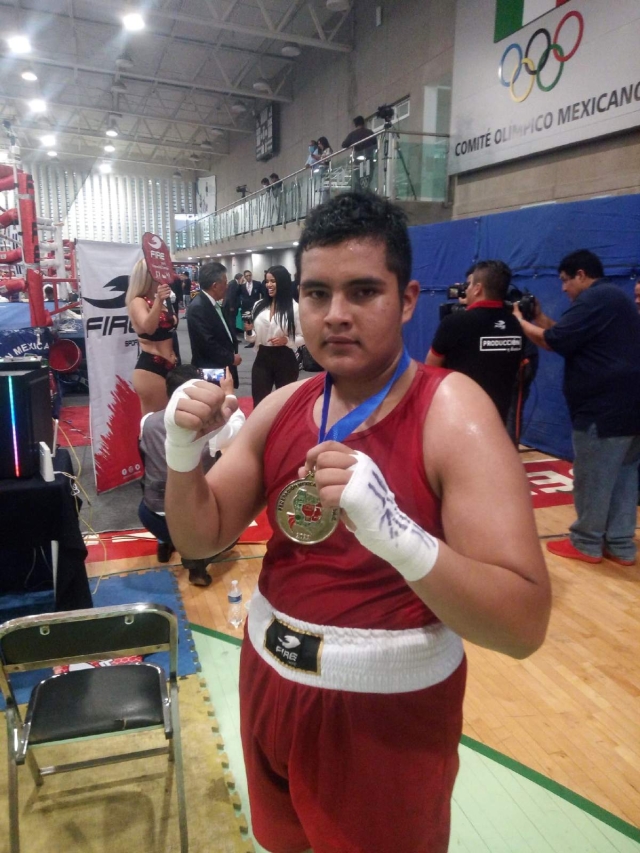 José de Jesús Carvajal ganó medalla de plata en 92 kilogramos.