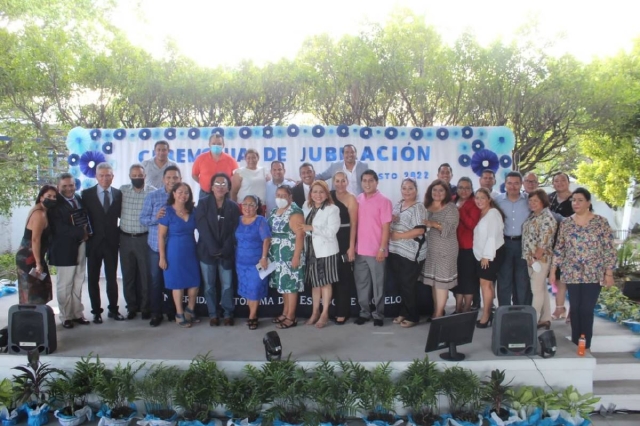 Tras dos años de espera, finalmente los docentes jubilados de la EES Jojutla recibieron el reconocimiento de las autoridades por los años dedicados a la UAEM.