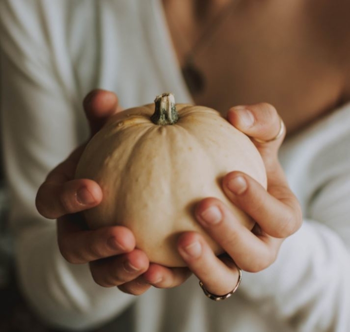 ¿Cómo hacer una mascarilla con calabaza para aclarar e hidratar codos y rodillas?