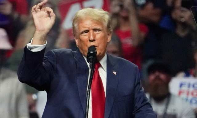 Trump promete eliminar los permisos humanitarios para migrantes