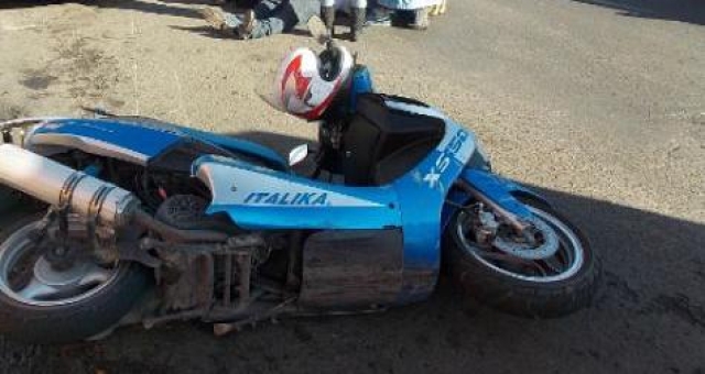 Impactó su motoneta contra un auto