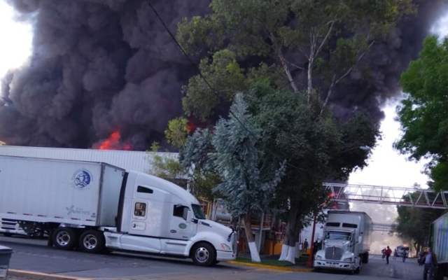 Se incendia planta de desechables en Ecatepec
